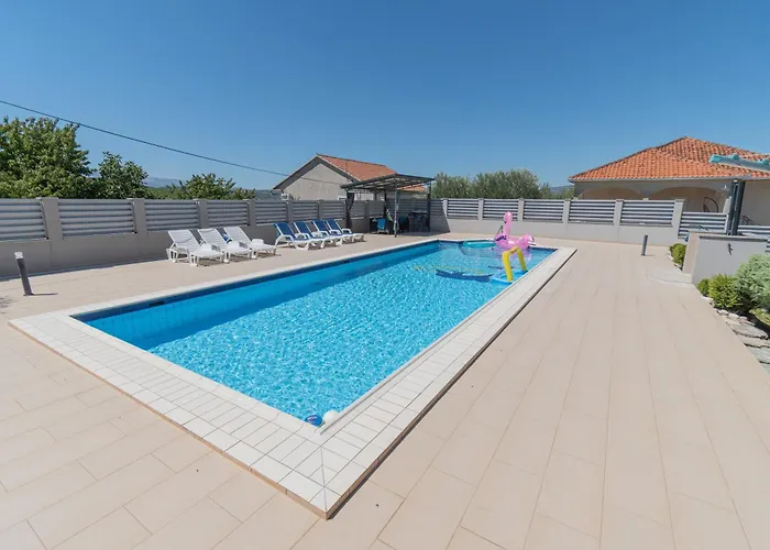 Spacious Villa For 10 With A Big Private Pool