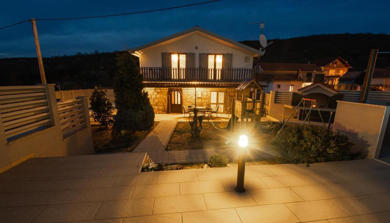 Spacious For 10 With A Big Private Pool *