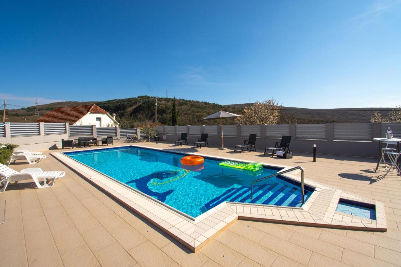 Spacious For 10 With A Big Private Pool *