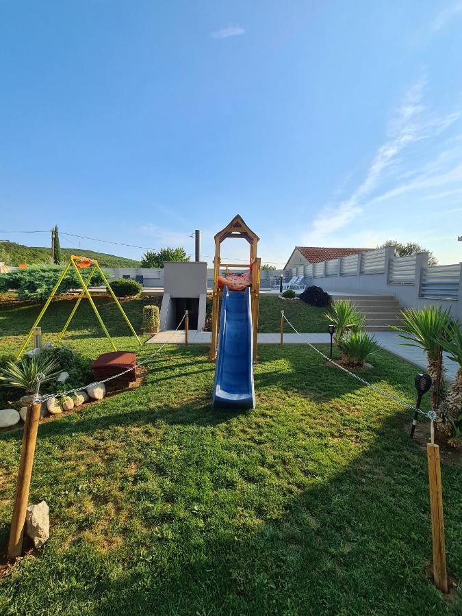 Spacious For 10 With A Big Private Pool Trilj