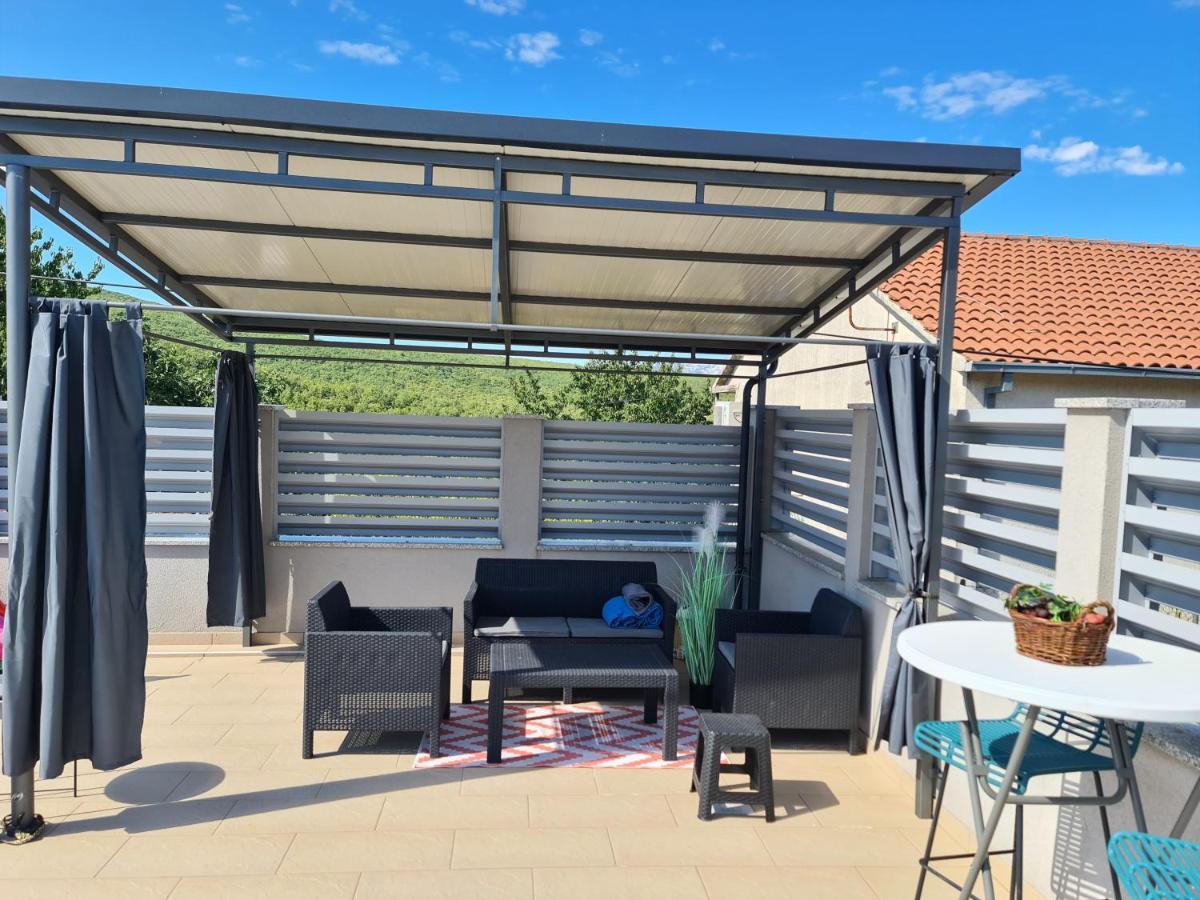 Spacious For 10 With A Big Private Pool *