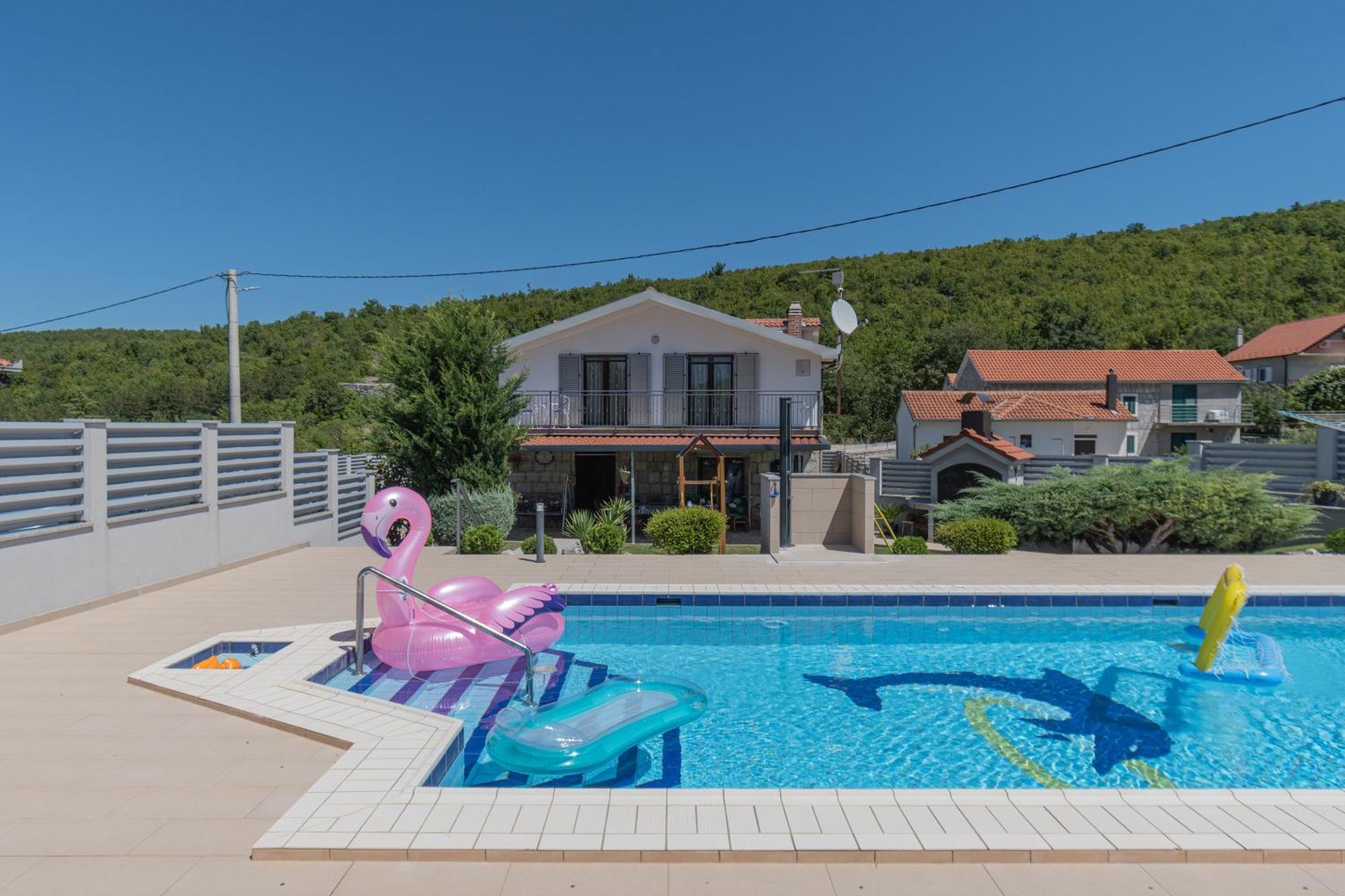 Spacious For 10 With A Big Private Pool