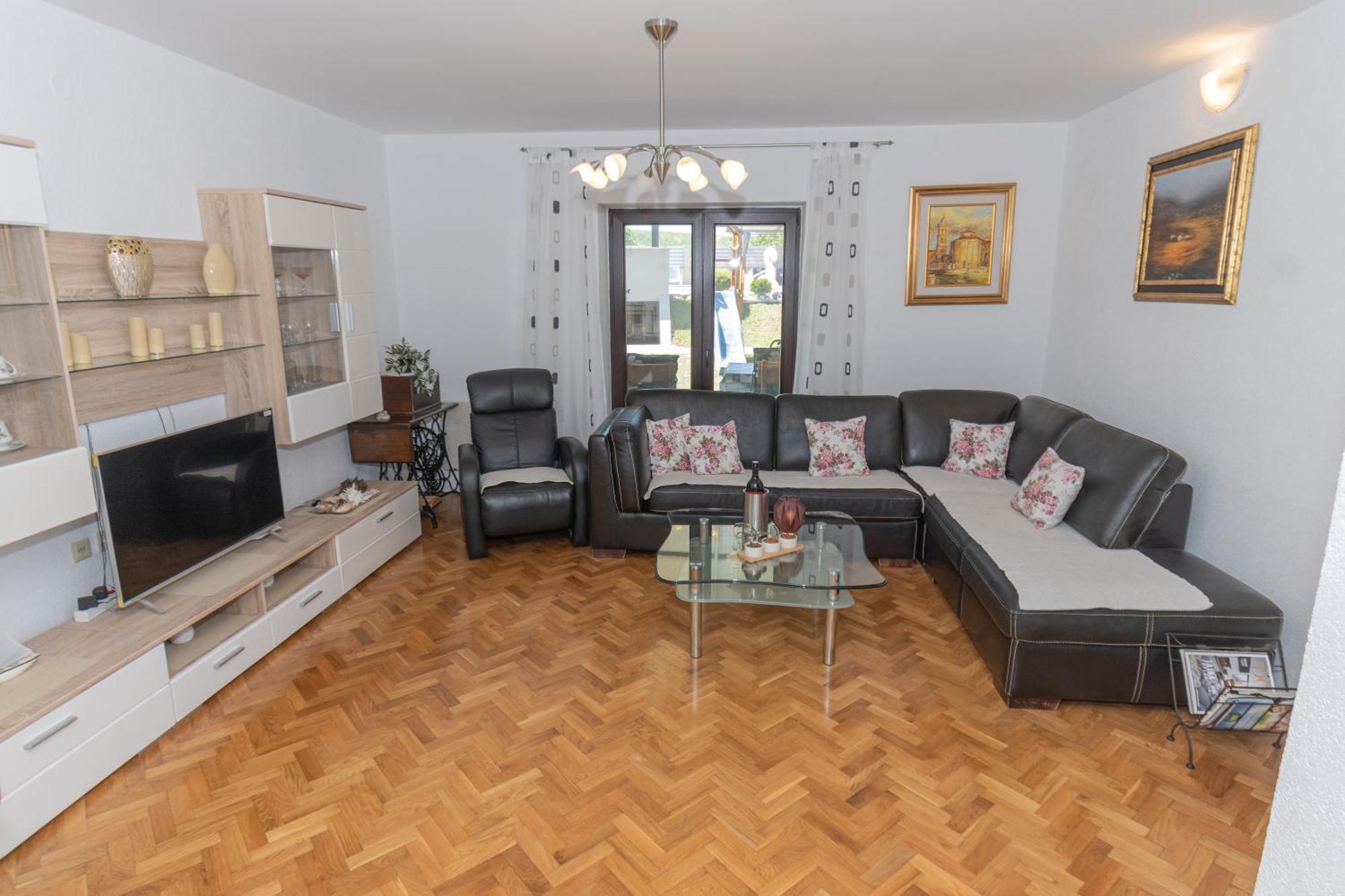 Spacious For 10 With A Big Private Pool *