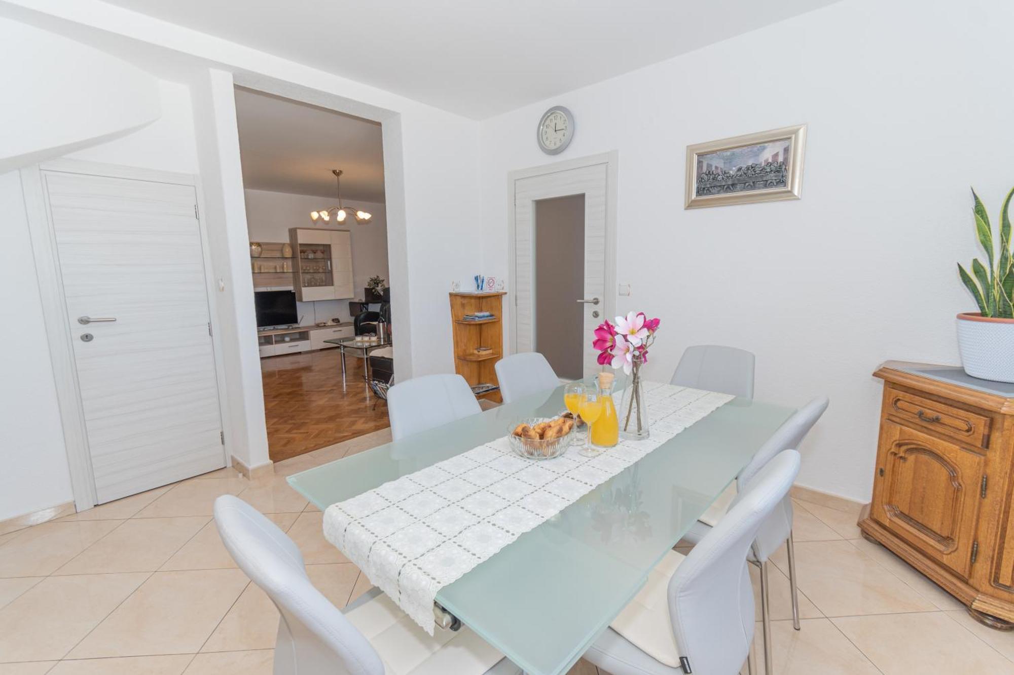 Villa Spacious For 10 With A Big Private Pool
