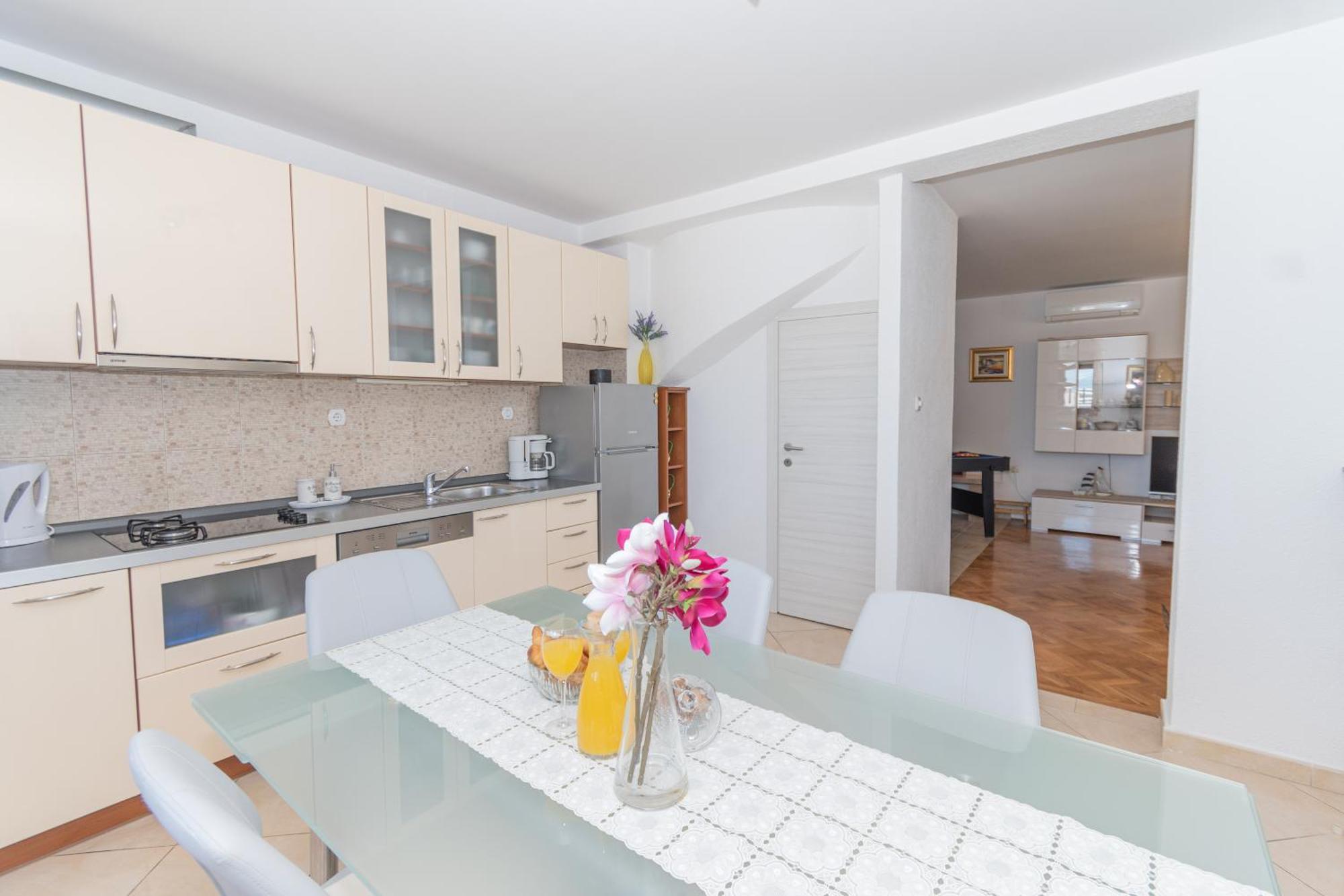 Spacious For 10 With A Big Private Pool *