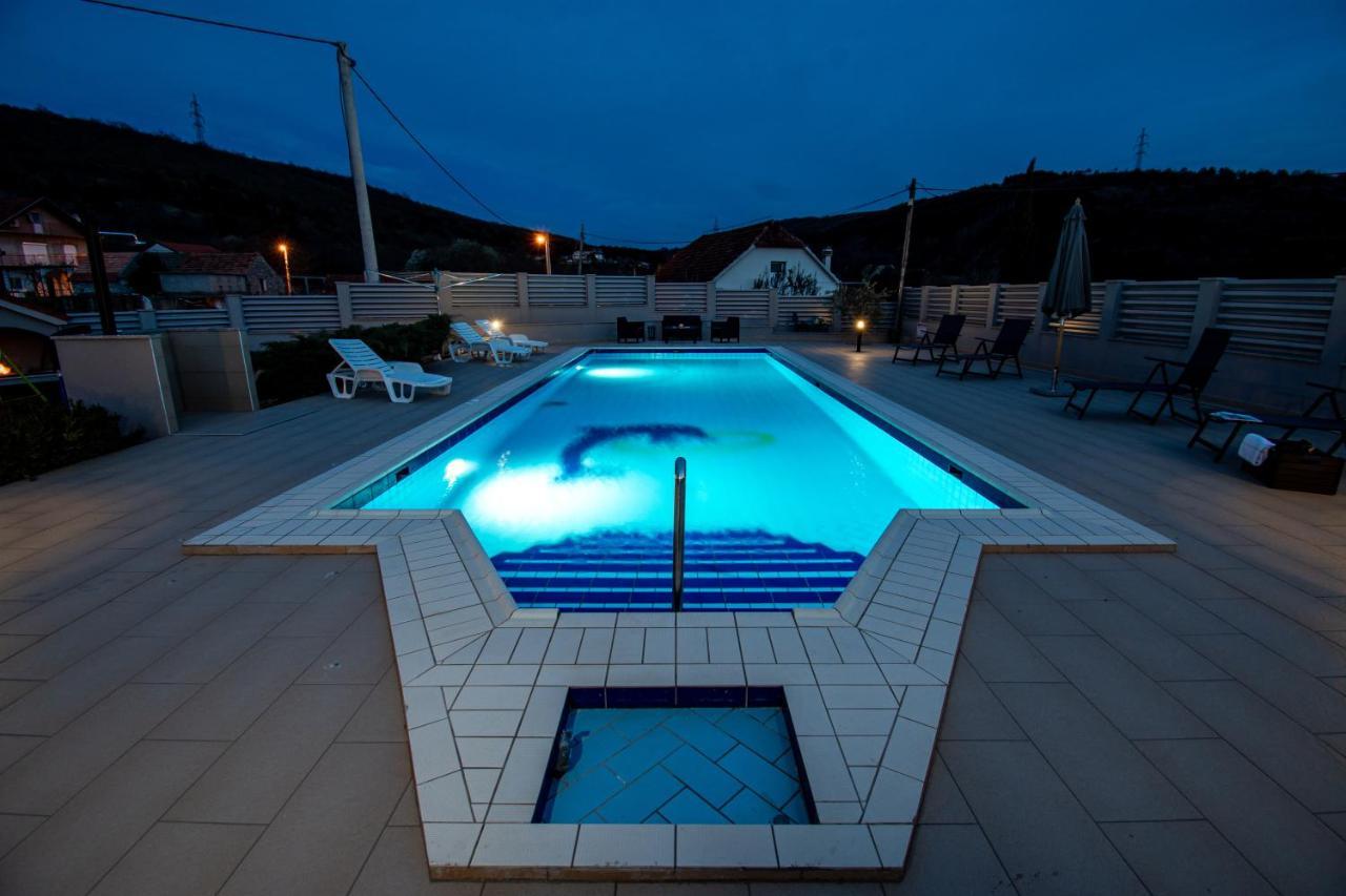 Spacious For 10 With A Big Private Pool Trilj