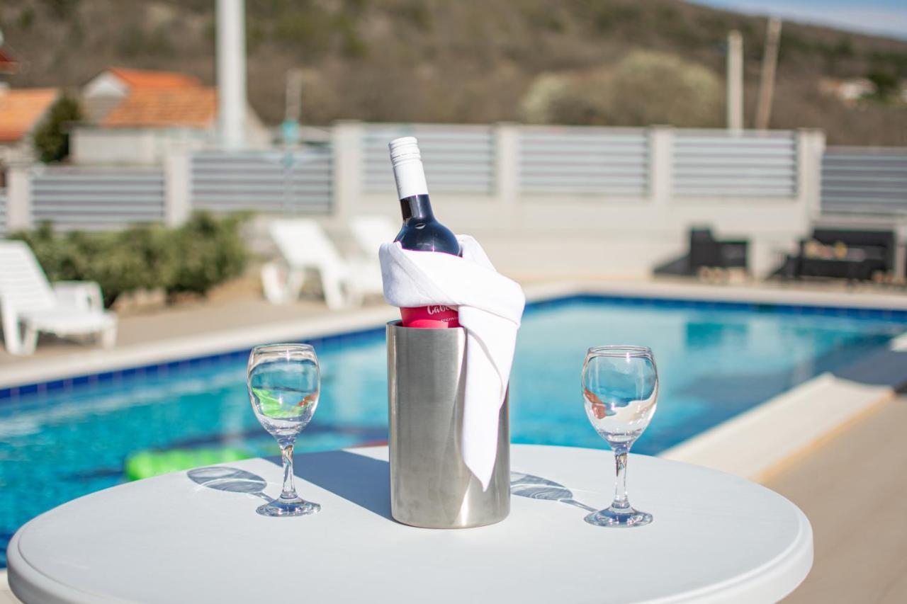 Vilă Spacious For 10 With A Big Private Pool *