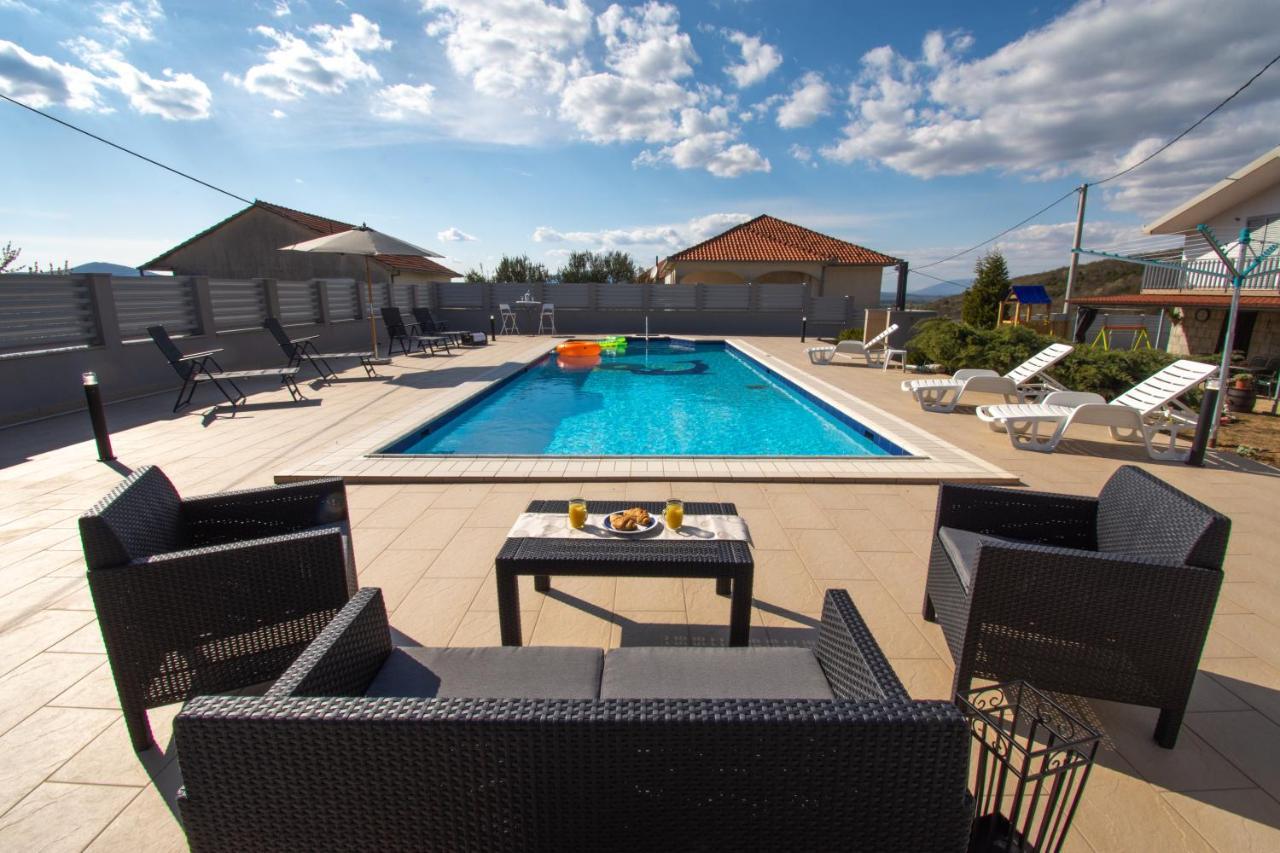Spacious For 10 With A Big Private Pool *