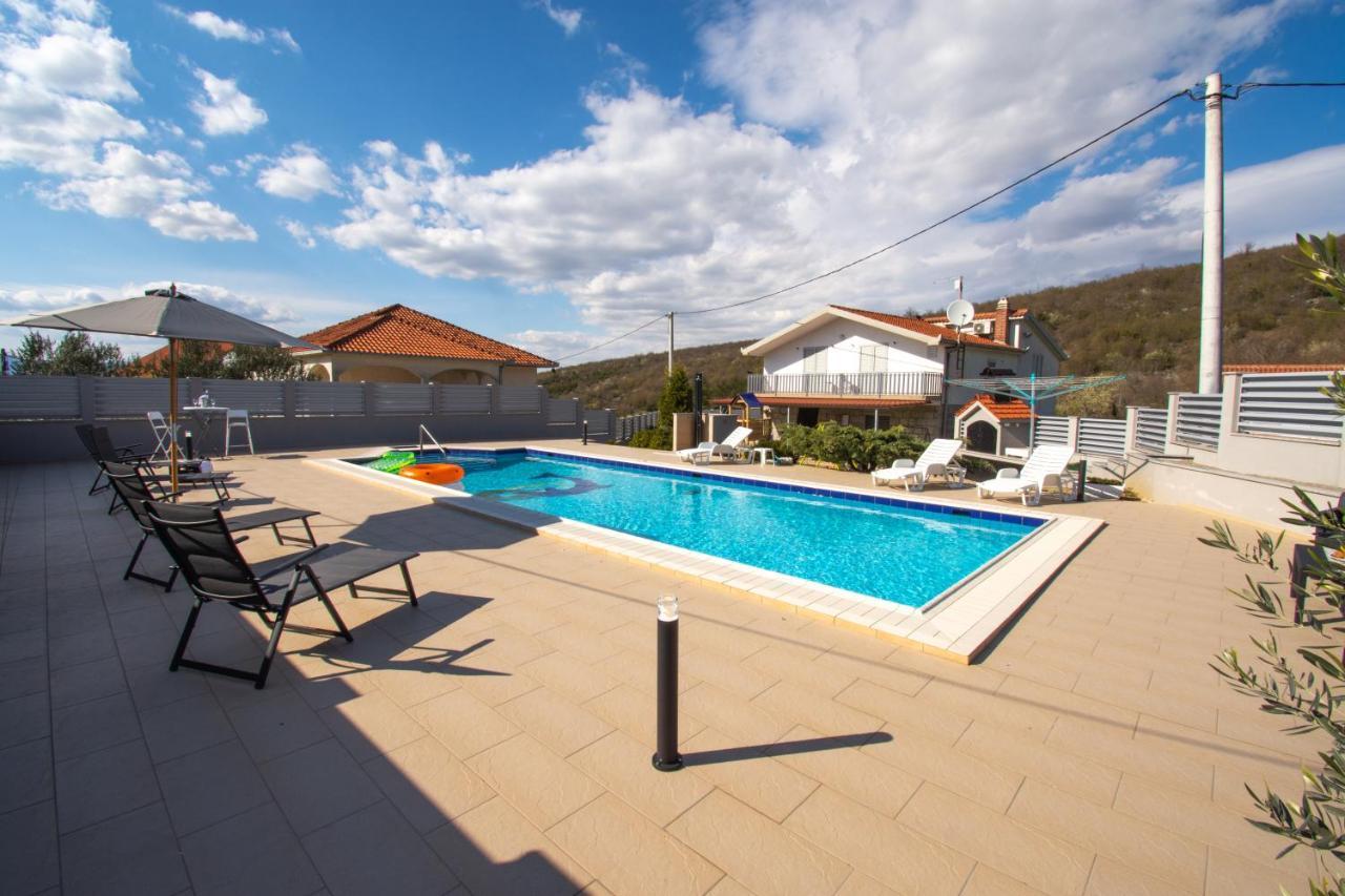 Spacious For 10 With A Big Private Pool *