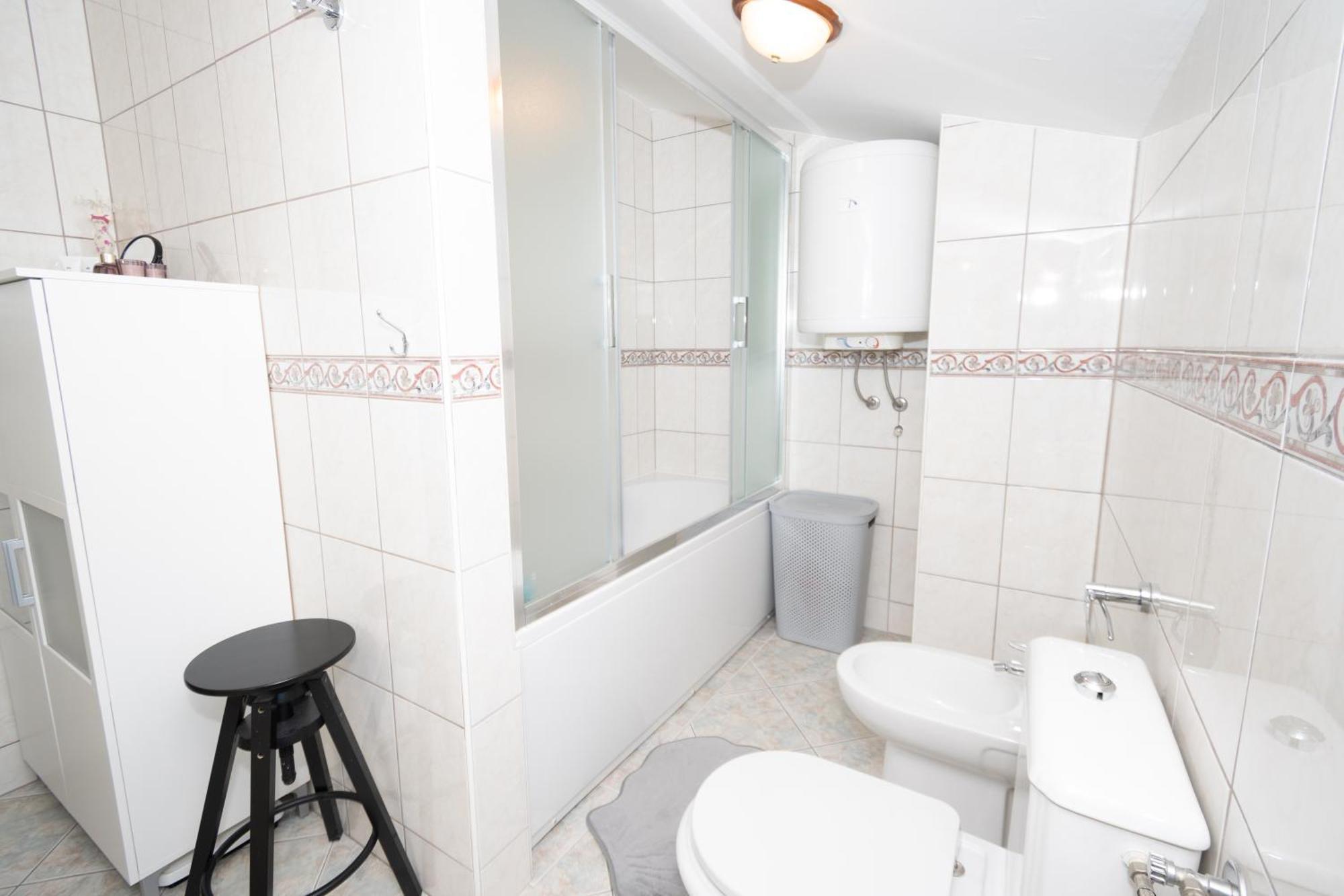 Spacious For 10 With A Big Private Pool