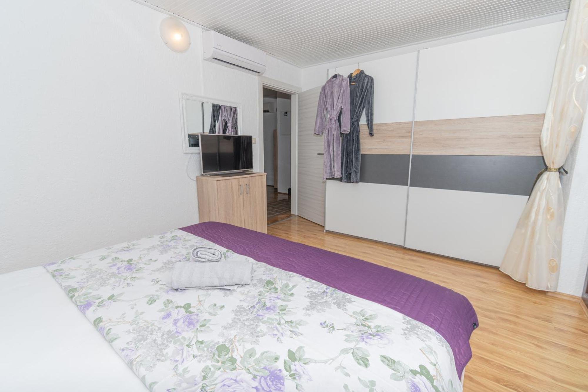 Spacious For 10 With A Big Private Pool