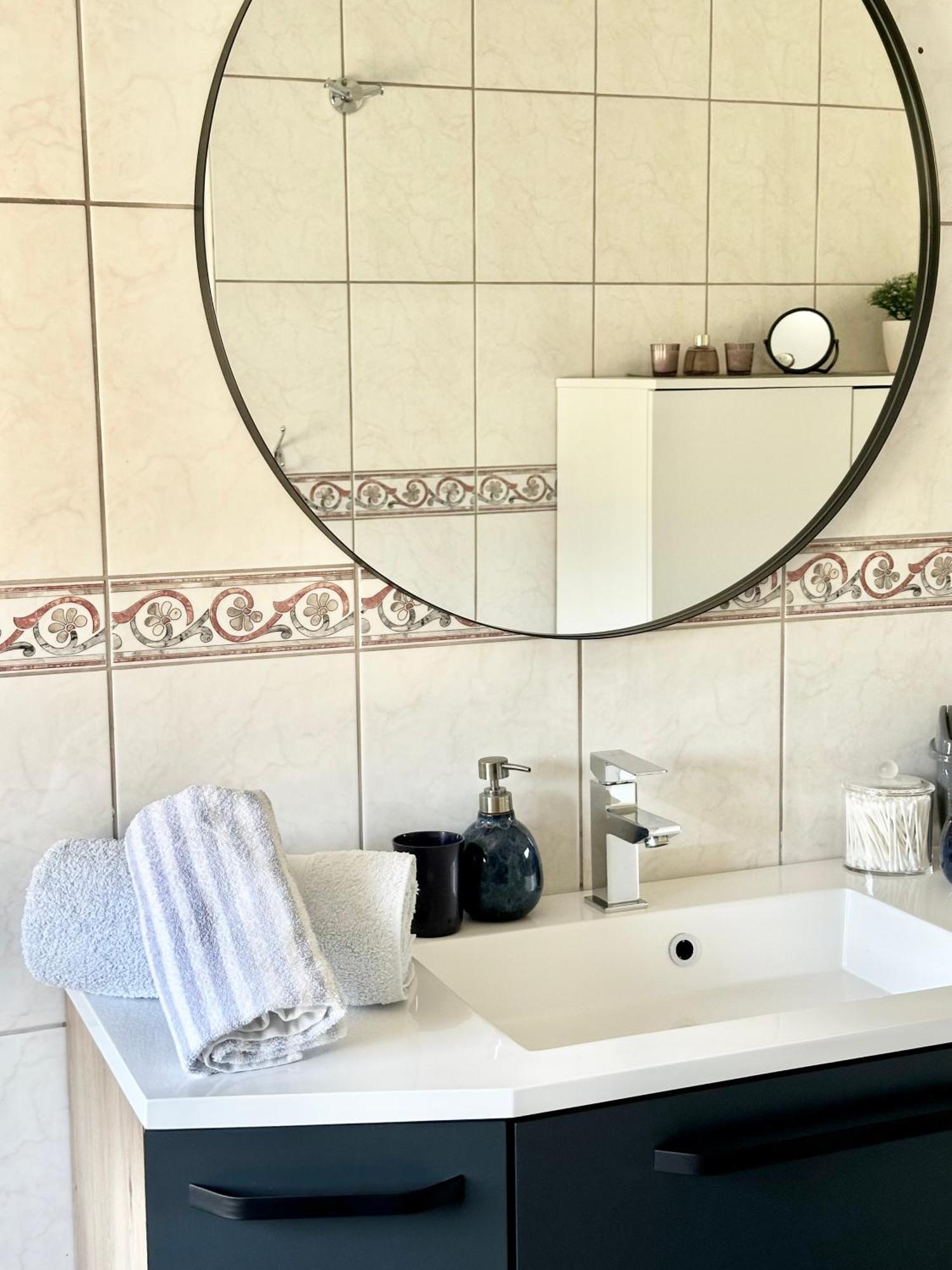 Vilă Spacious For 10 With A Big Private Pool