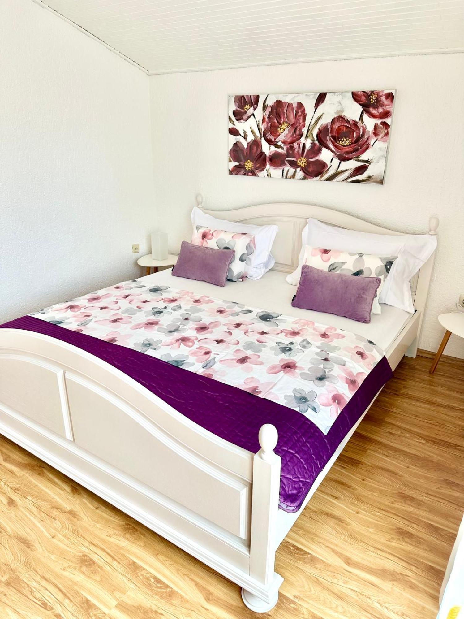 Vilă Spacious For 10 With A Big Private Pool *